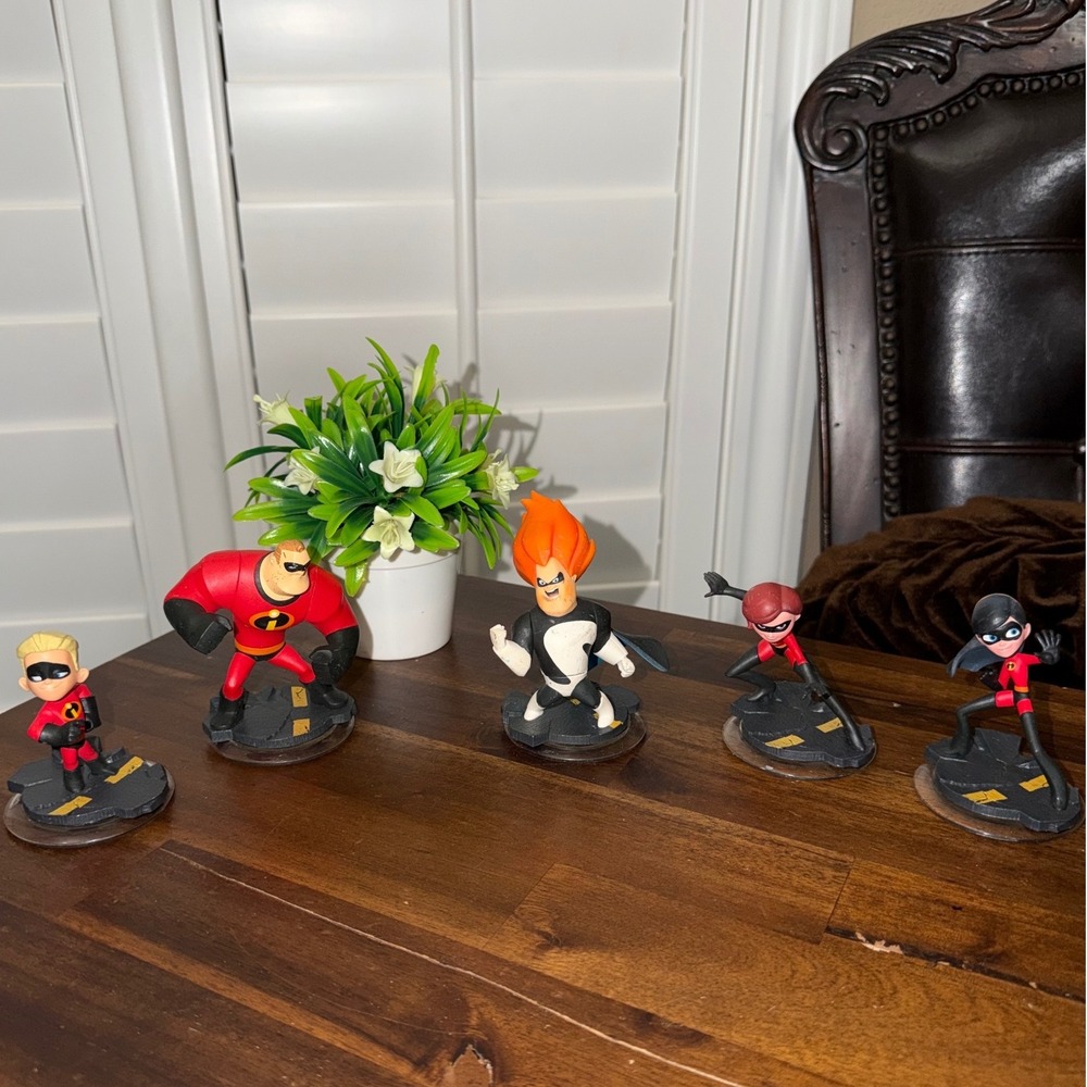 Disney Infinity The Incredibles Figure Lot Mr Incredible Elastigirl‎ Dash Violet